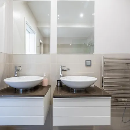 Pine Hills With Pool By Homing 아파트 빌라모라